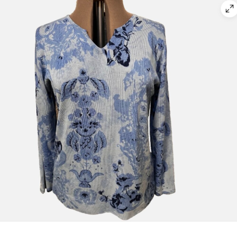 Unbranded Size XL. Pullover Knit Sweater Blue Floral. Stretch. V-neck. B106